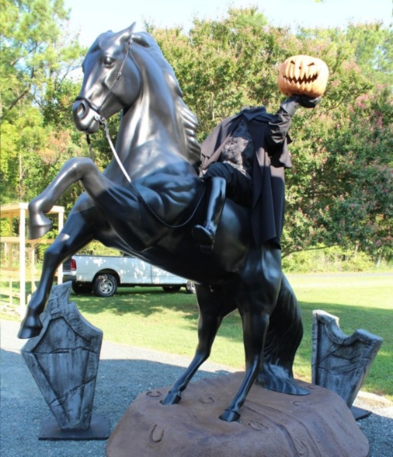 Mô hình xốp kỵ sĩ không đầu cưỡi ngựa trang trí Halloween